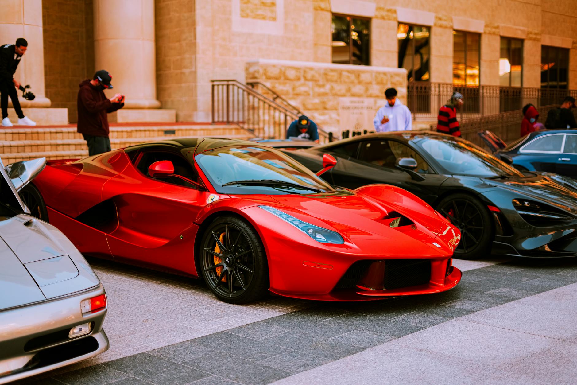 Luksusowe samochody sportowe Lamborghini zaparkowane wzdłuż miejskiej ulicy