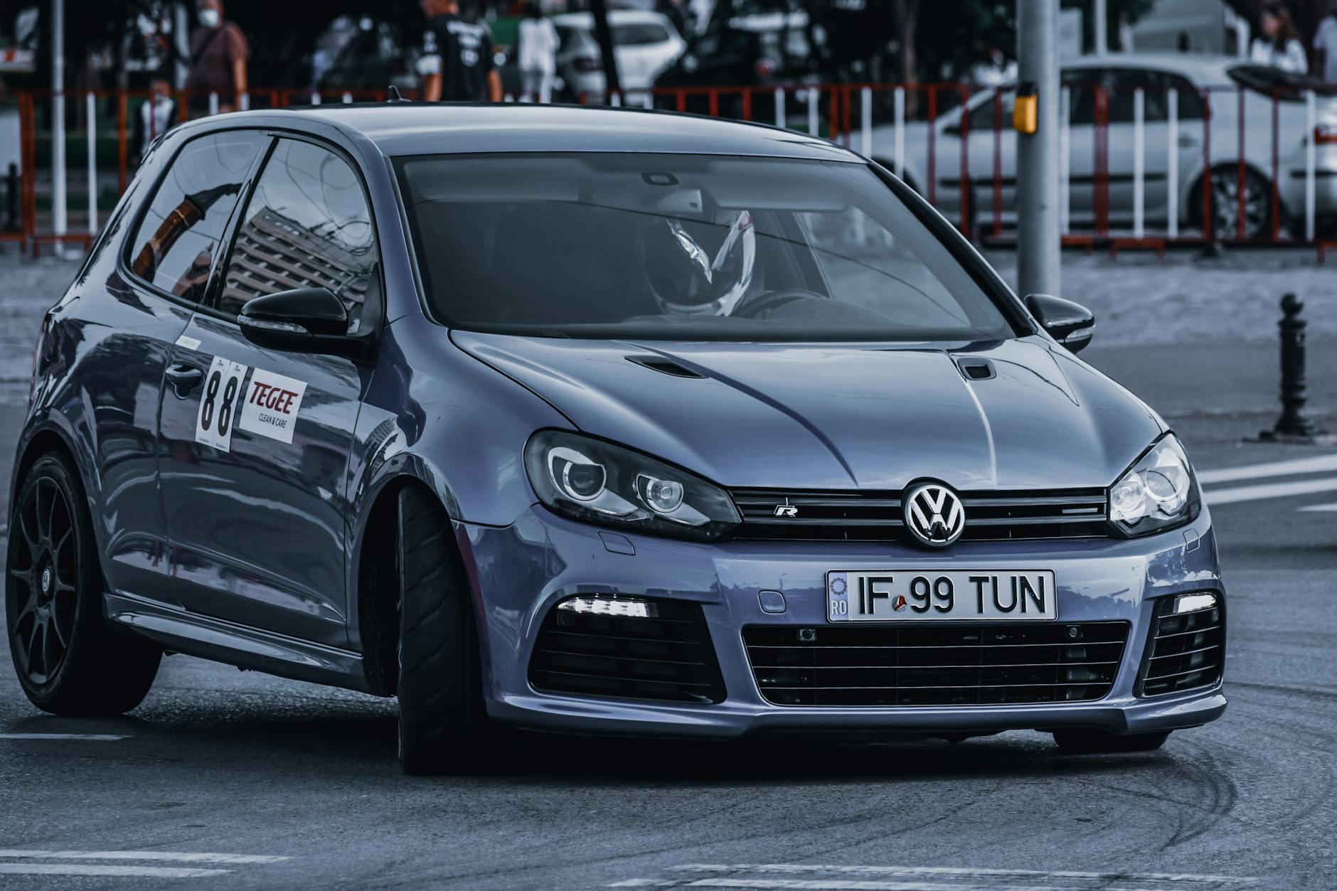 Volkswagen pędzący po miejskim torze wyścigowym