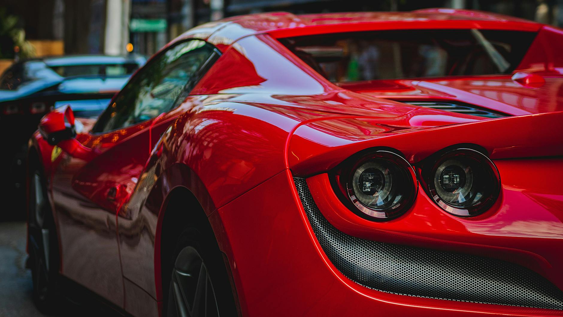 Zbliżenie czerwonego Lamborghini z lśniącą, opływową karoserią