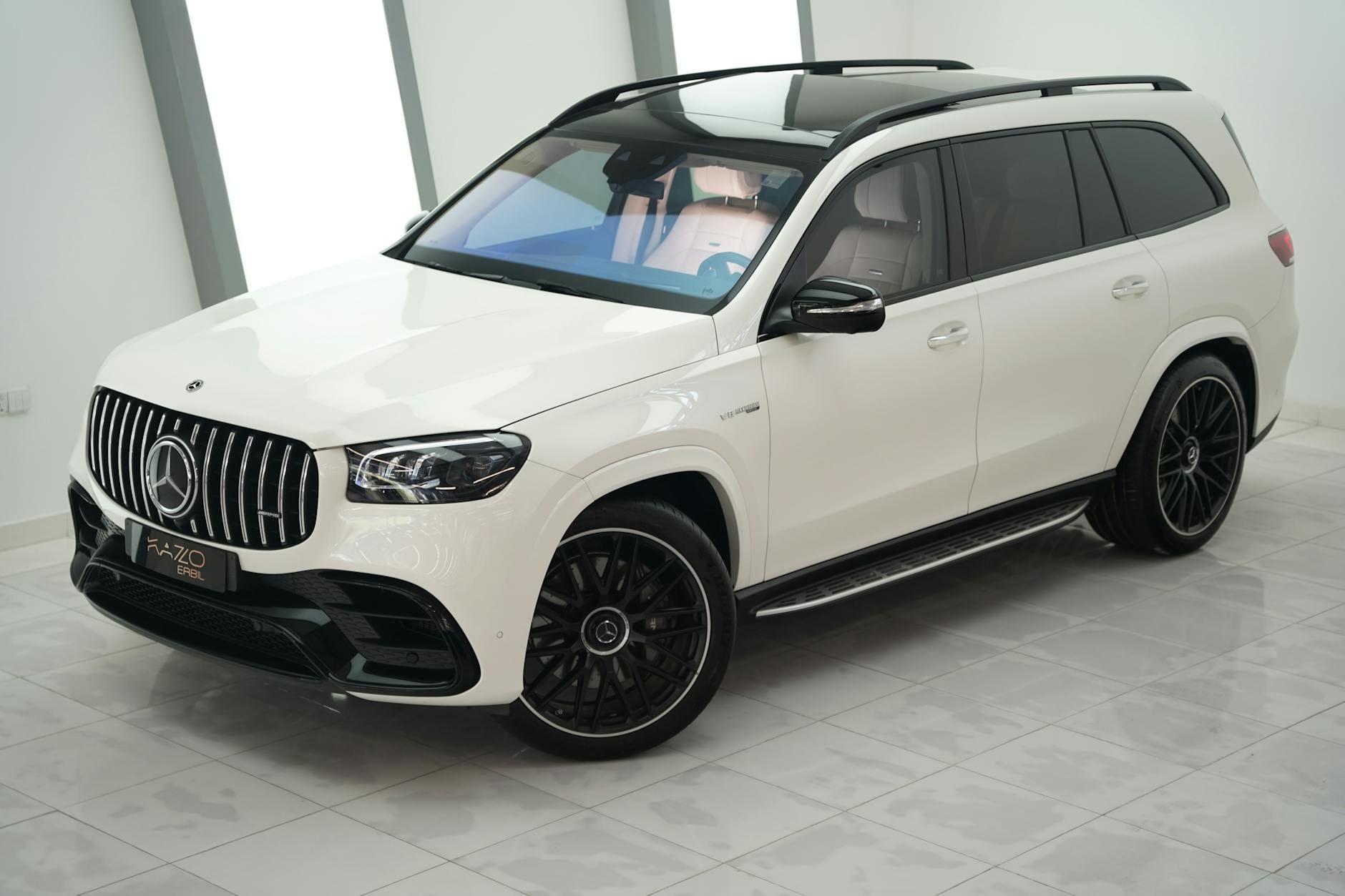 Aston Martin DBX w luksusowym salonie samochodowym