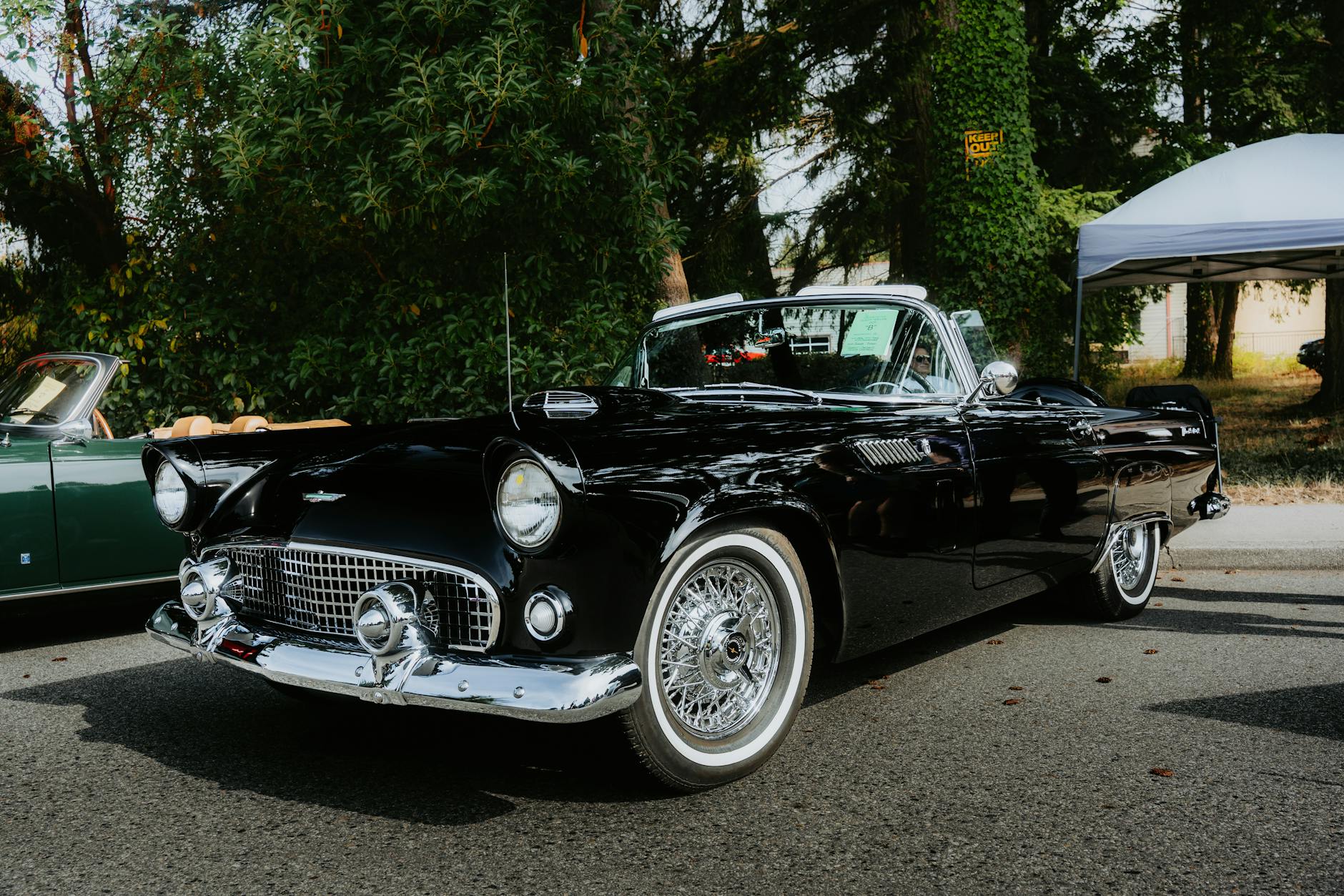 Czarny klasyczny kabriolet Rolls-Royce na zlocie zabytkowych aut