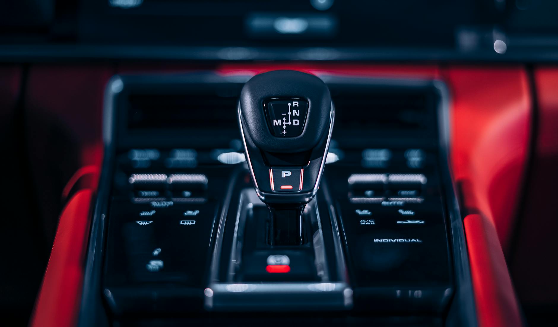 Dźwignia automatycznej skrzyni biegów w eleganckim wnętrzu auta Kia