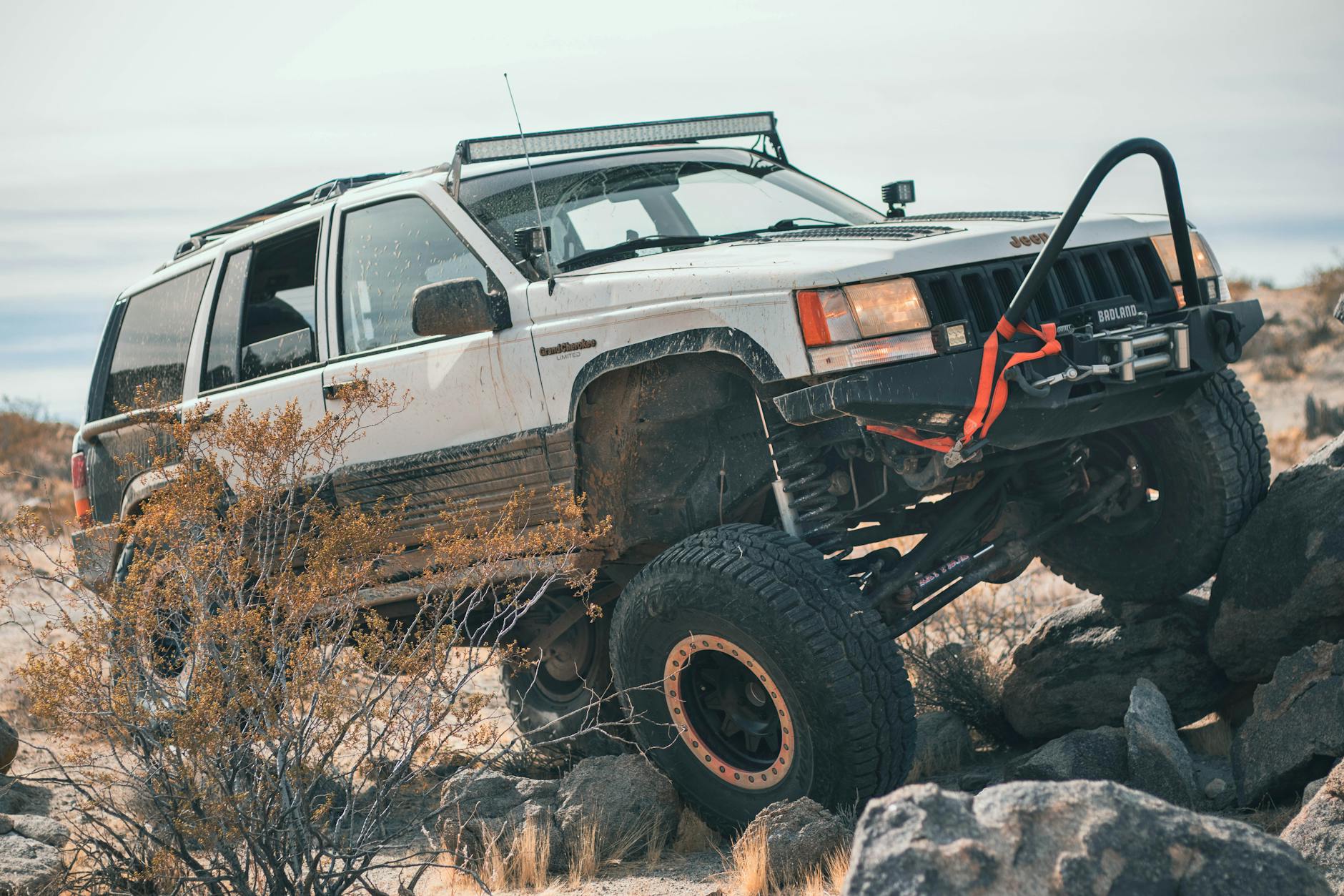 Hyundai SUV 4x4 jadący po kamienistej pustyni