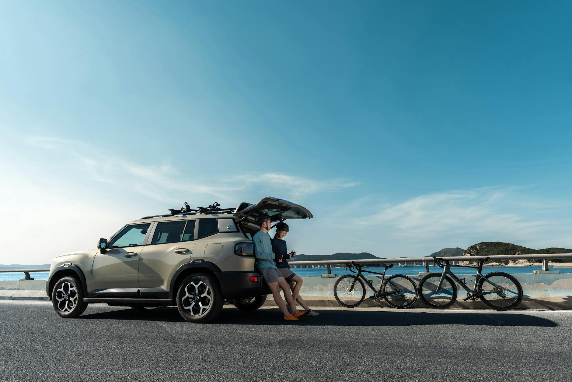 Hyundai Tucson PHEV zaparkowany nad morzem z rowerami na bagażniku
