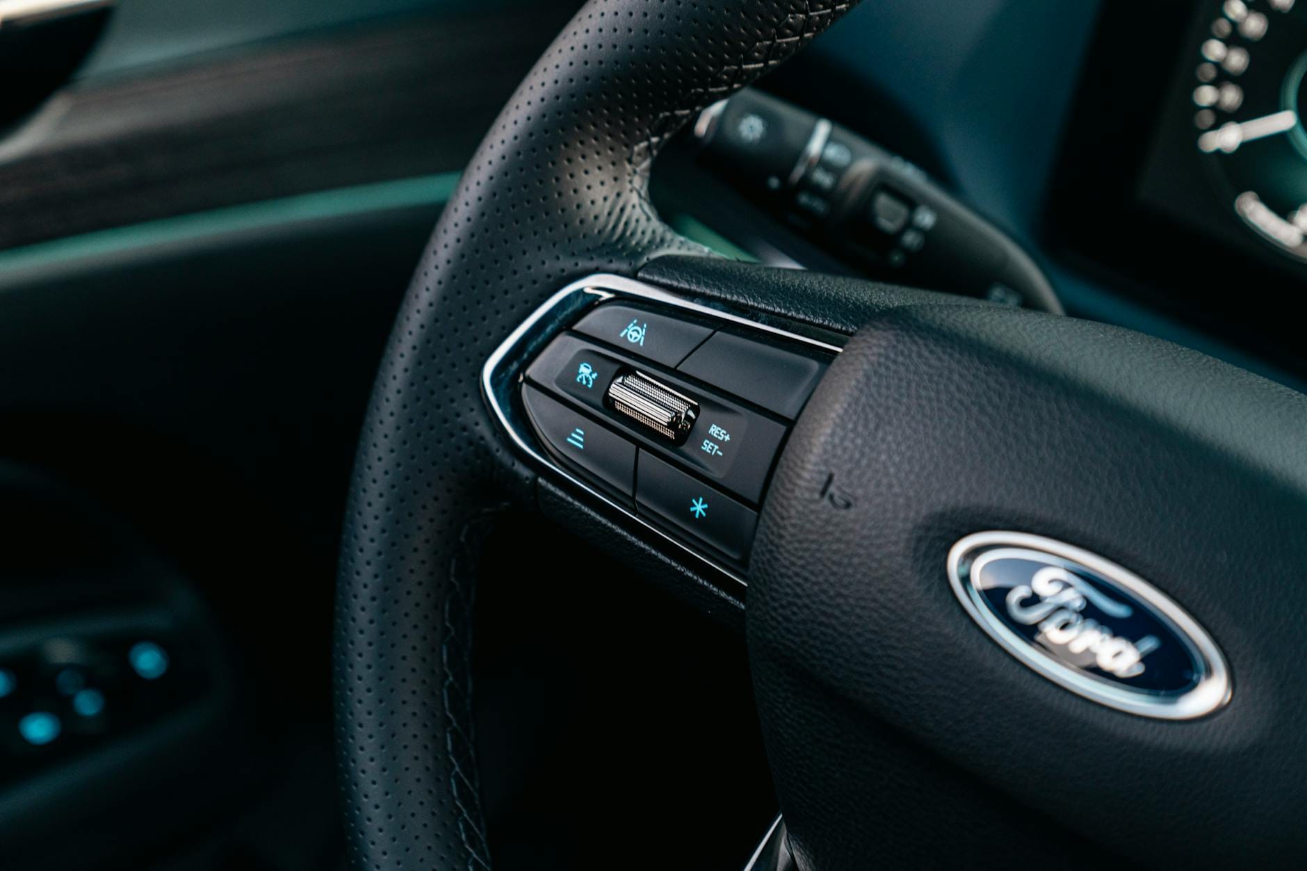 Kierownica samochodu BYD z przyciskami systemów ADAS