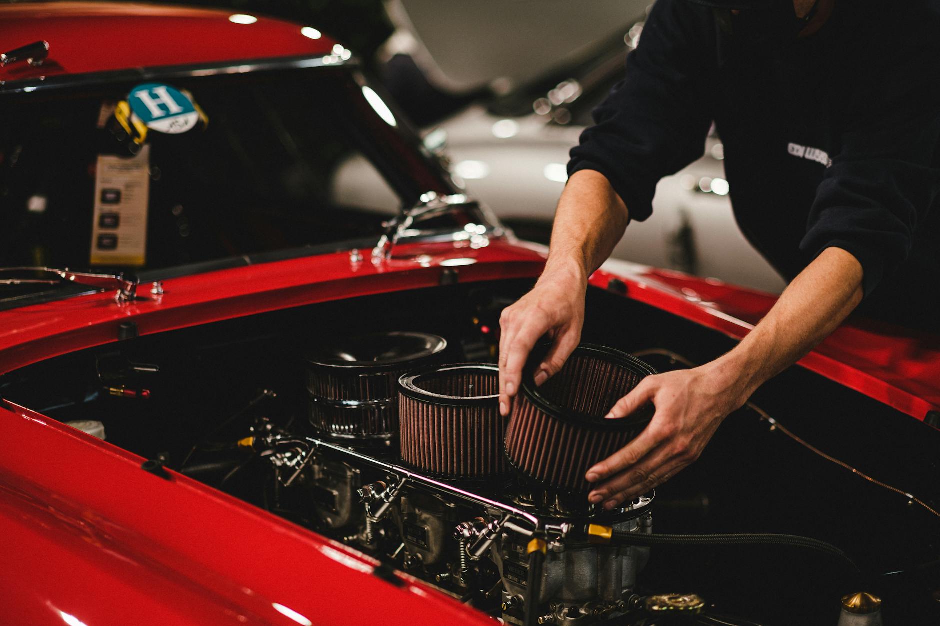 Mechanik reguluje filtr powietrza w komorze silnika Maserati