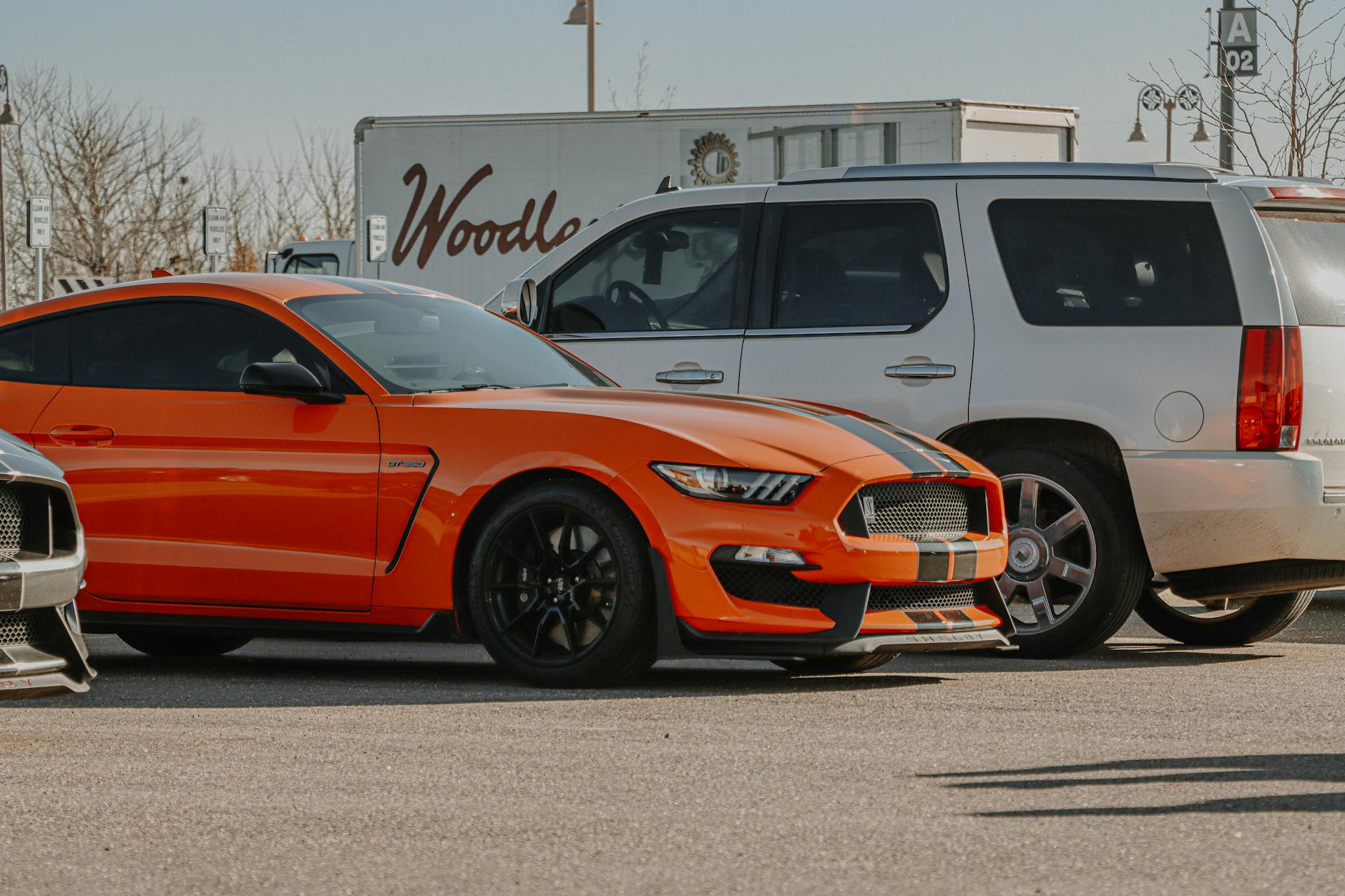 Pomarańczowy Ford Mustang zaparkowany na ulicy w Denver