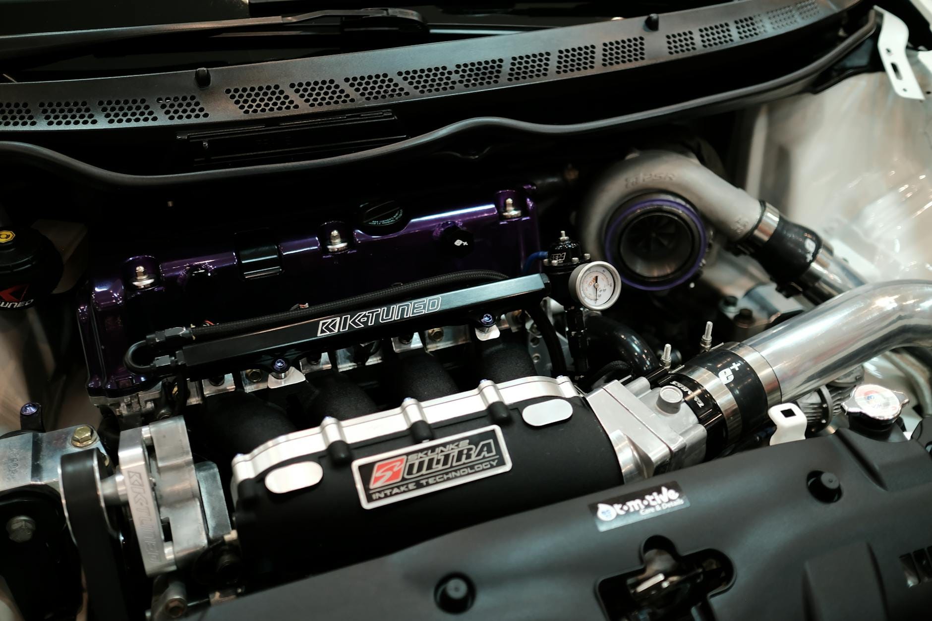 Silnik Maserati z turbosprężarką i sportowymi modyfikacjami