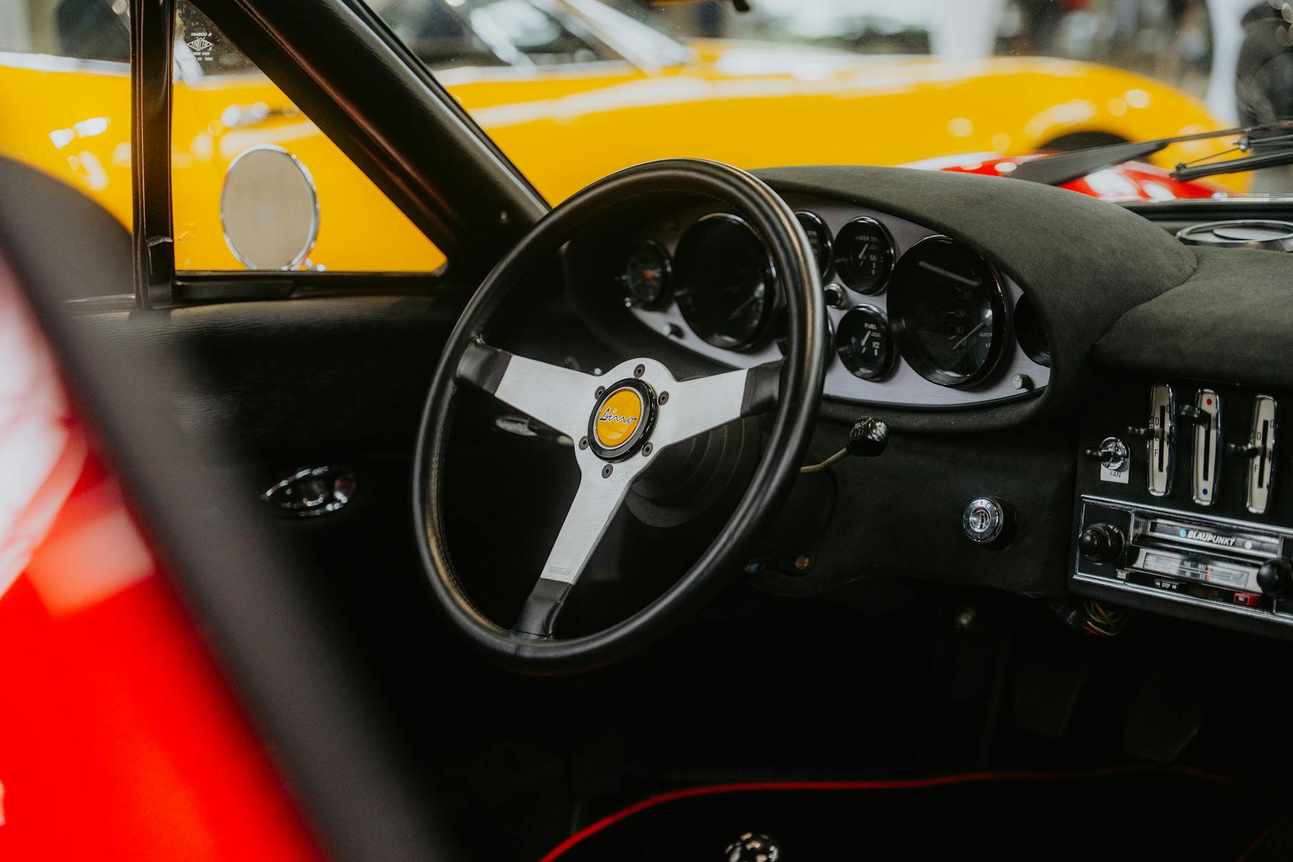 Wnętrze Chevroleta Corvette C6 z widoczną kierownicą i deską rozdzielczą