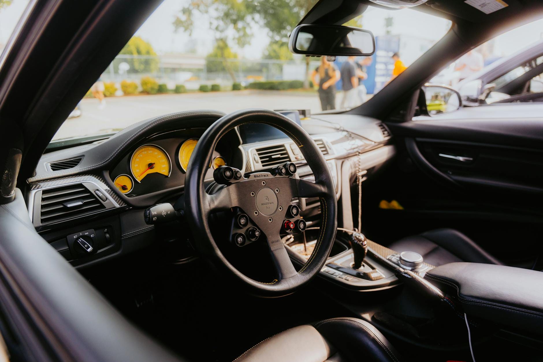 Wnętrze sportowego Chevroleta Corvette C6 z żółtymi zegarami