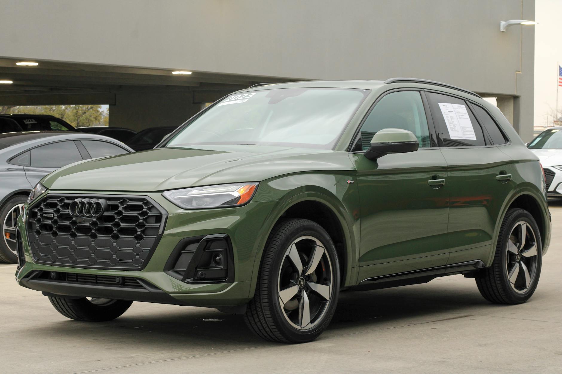 Zielone Audi Q5 z 2024 roku zaparkowane na miejskim parkingu
