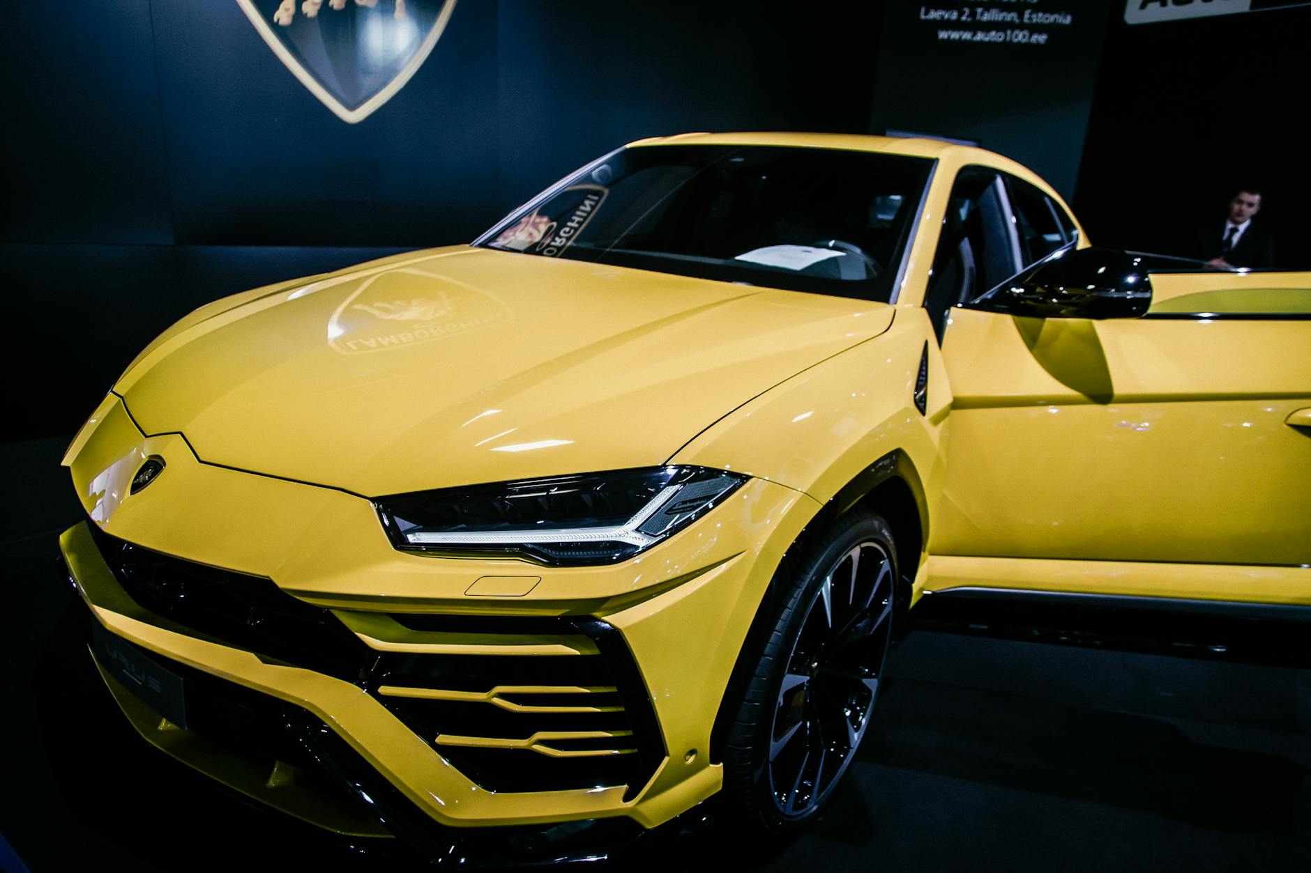 Żółty luksusowy SUV Maserati Grecale na ekspozycji salonu samochodowego