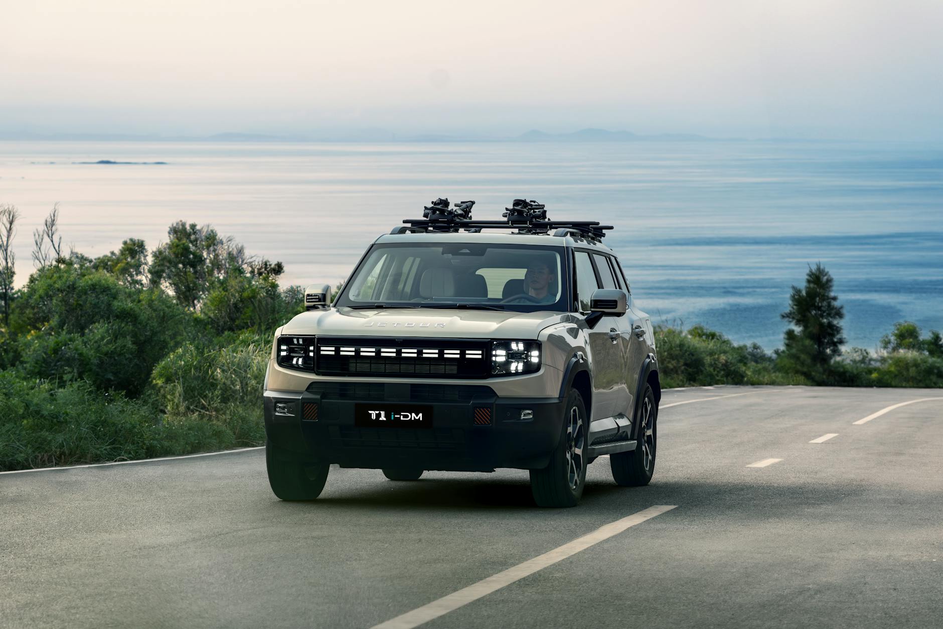 Nowoczesny SUV Mitsubishi Outlander PHEV jadący nadmorską drogą