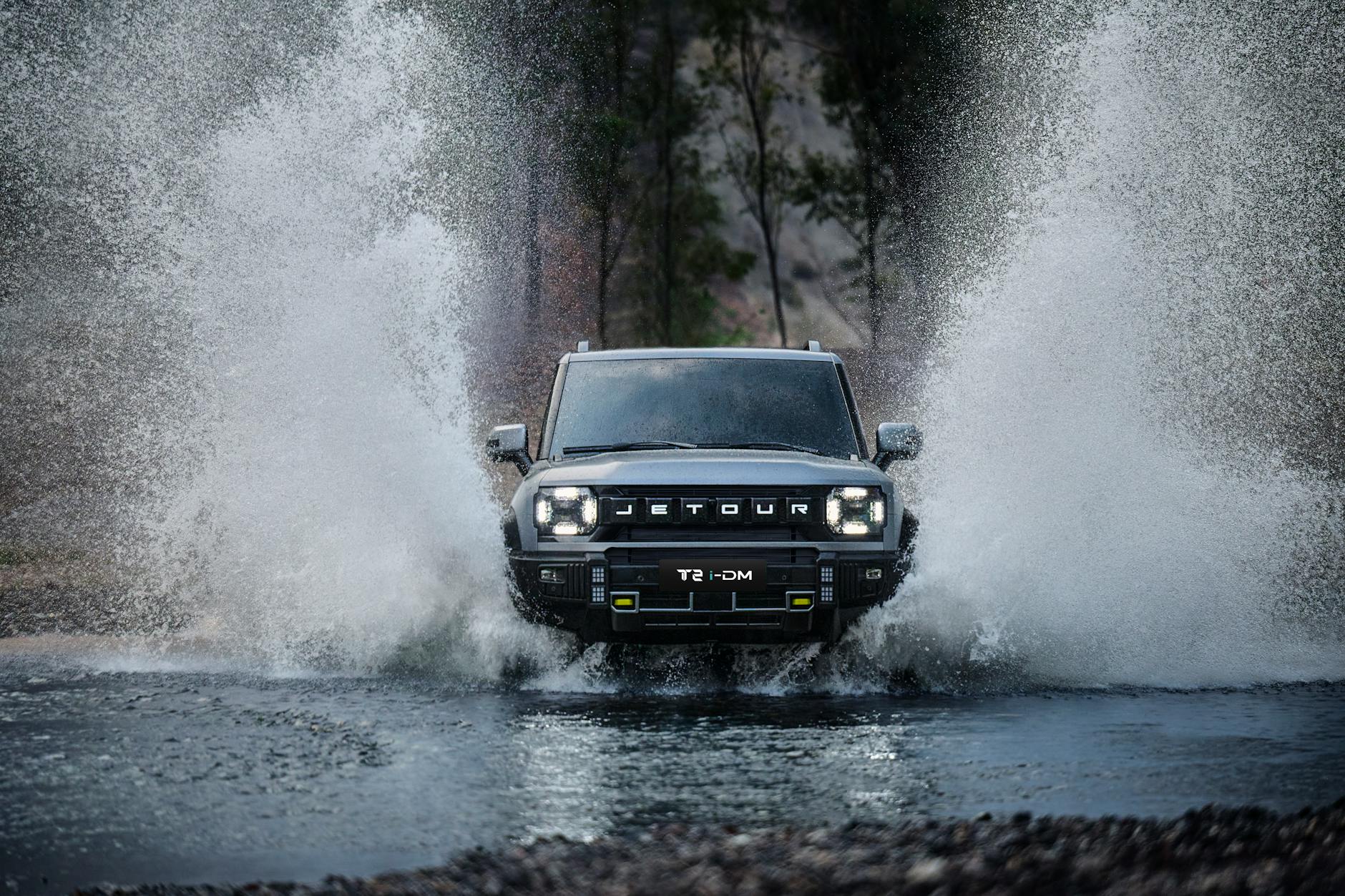 SUV Jetour T2-DM rozpryskuje wodę podczas przejazdu przez rzekę