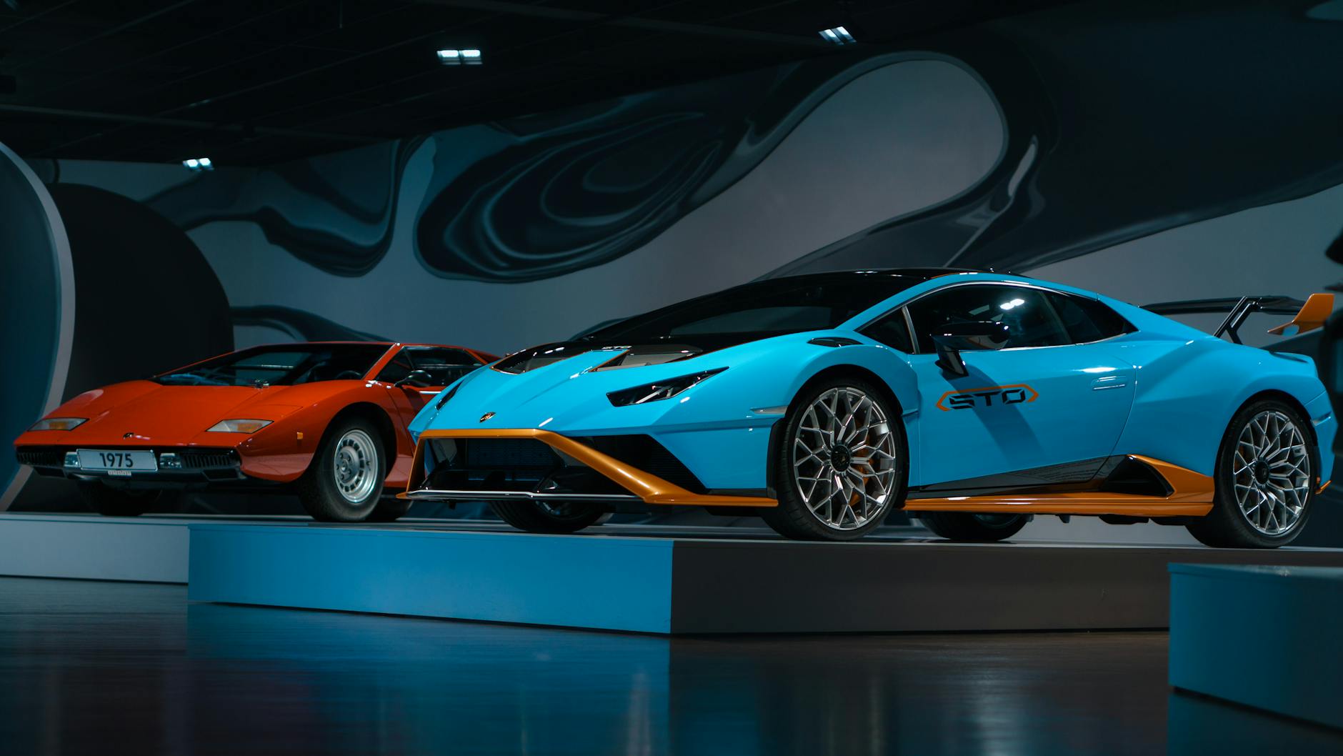 Luksusowe Lamborghini wśród klasycznych i nowoczesnych aut w salonie