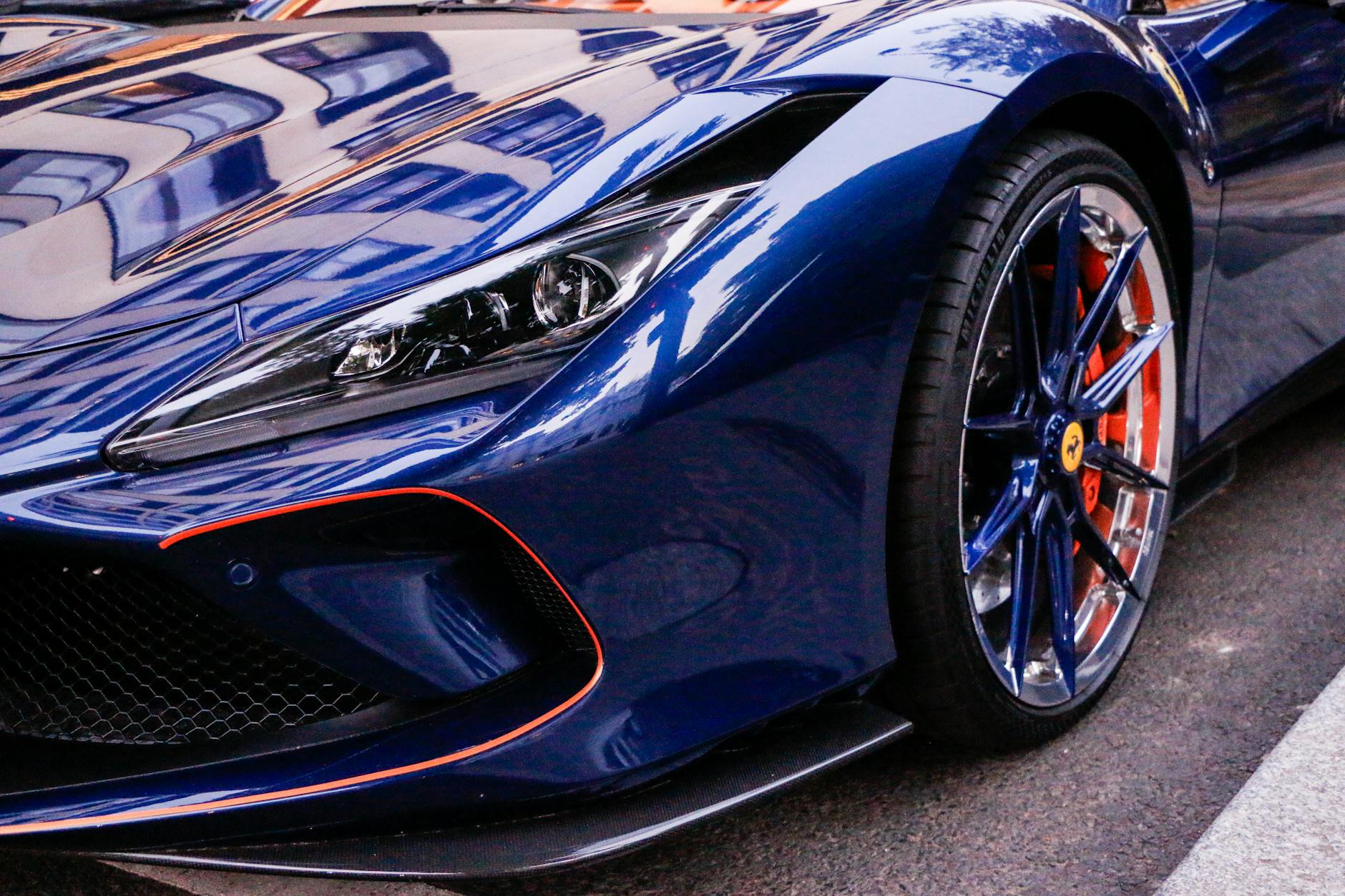 Zbliżenie niebieskiego Lamborghini z lśniącą karoserią i aluminiowymi felgami