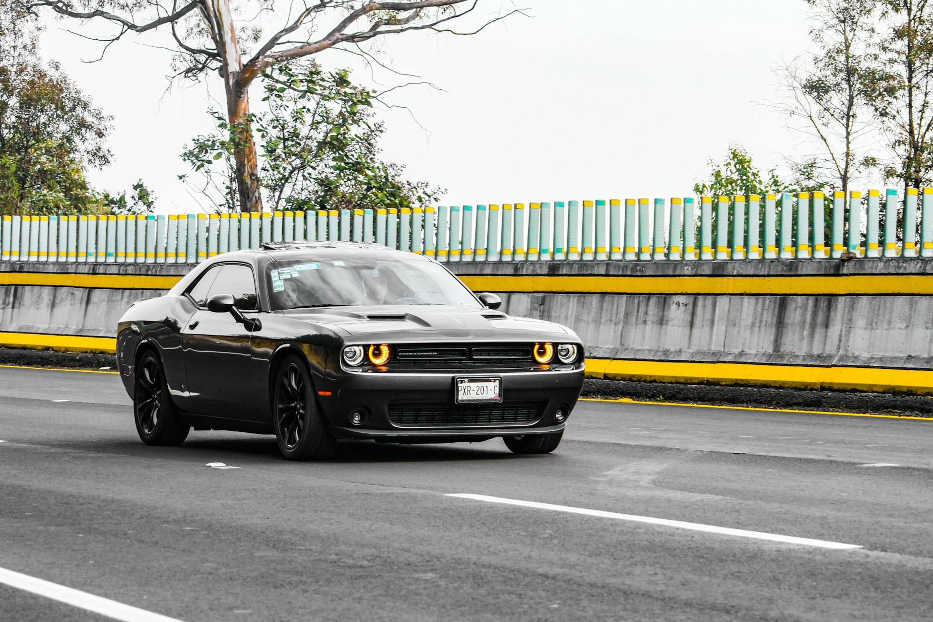 Czarny nowoczesny muscle car jedzie po miejskiej ulicy w Polsce