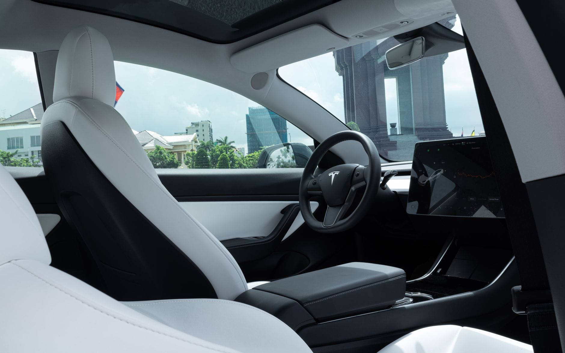 Luksusowe białe wnętrze elektrycznego Rolls-Royce z nowoczesnym kokpitem