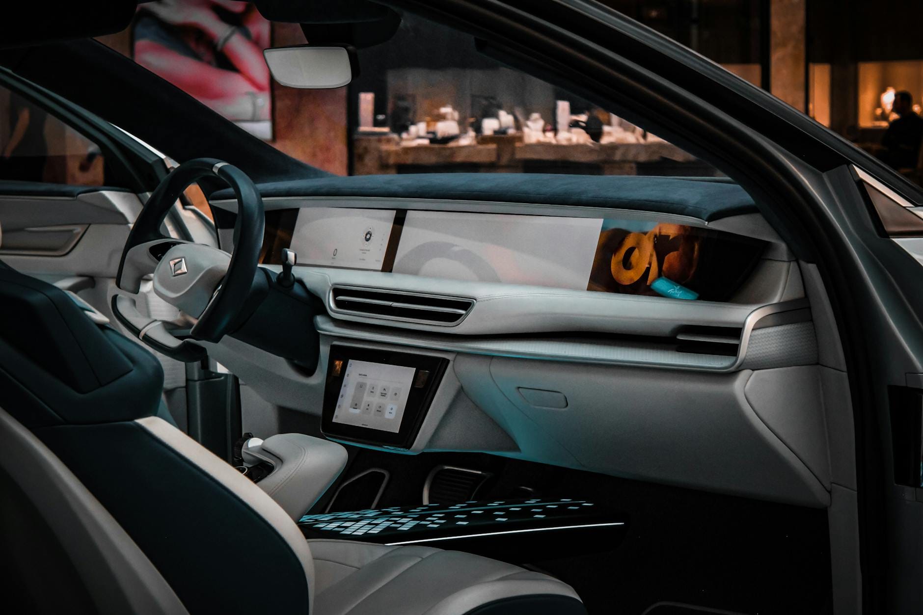 Luksusowe wnętrze Rolls-Royce Spectre z nowoczesnym panelem multimedialnym