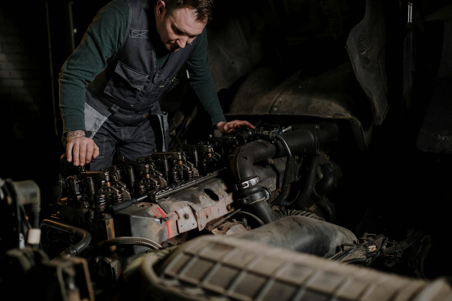 Mechanik pracuje przy silniku Mercedesa w warsztacie