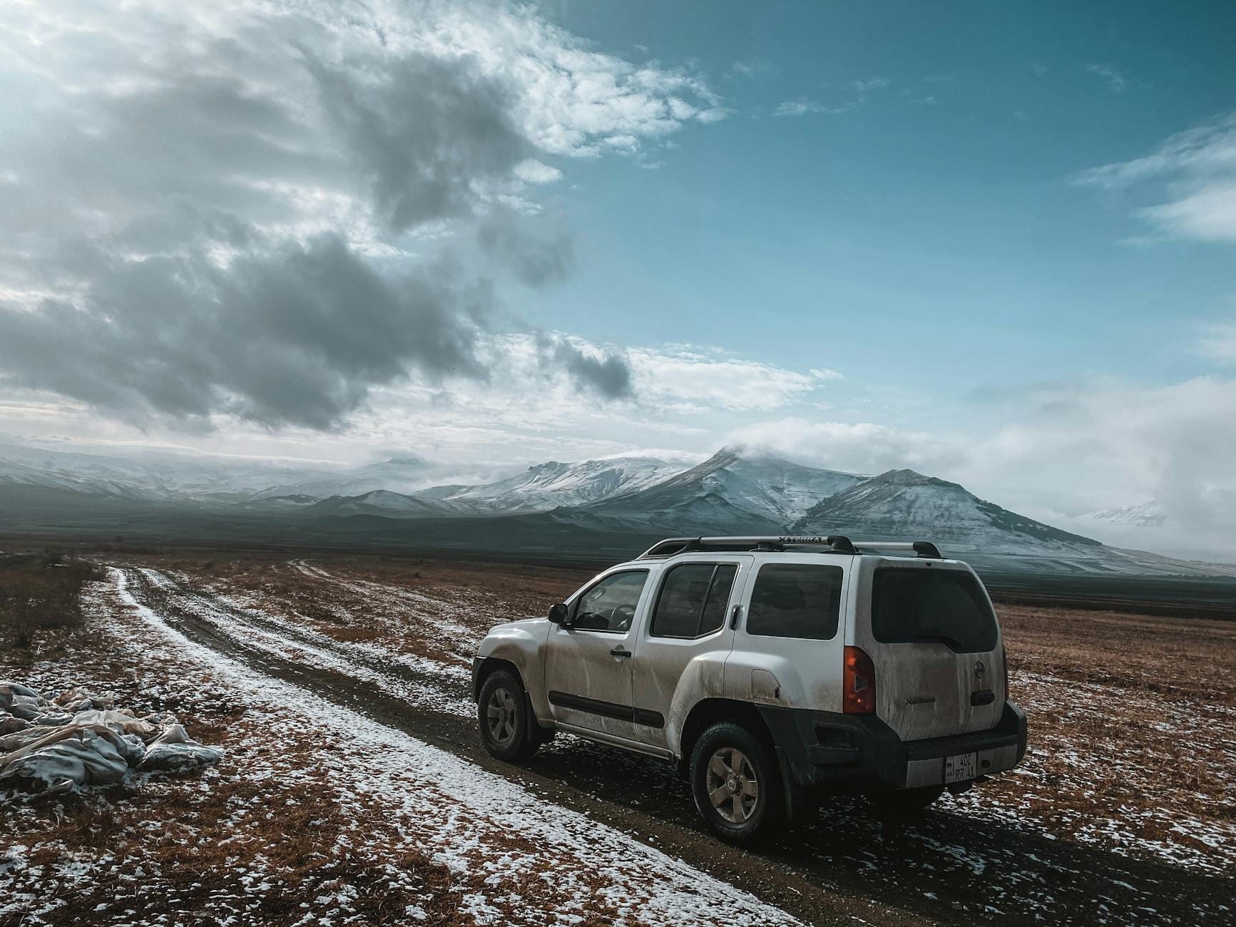 Mitsubishi Pajero 4x4 na ośnieżonym górskim szlaku w Armenii