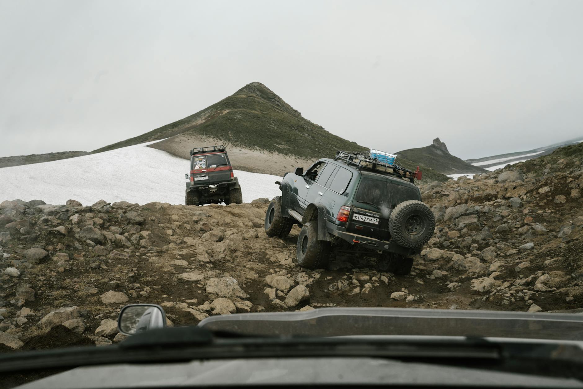 Mitsubishi Pajero III i IV: porównanie wersji, silników i napędu 4x4 oraz kosztów utrzymania po latach Mitsubishi Pajero jadące kamienistą górską drogą w trudnym terenie