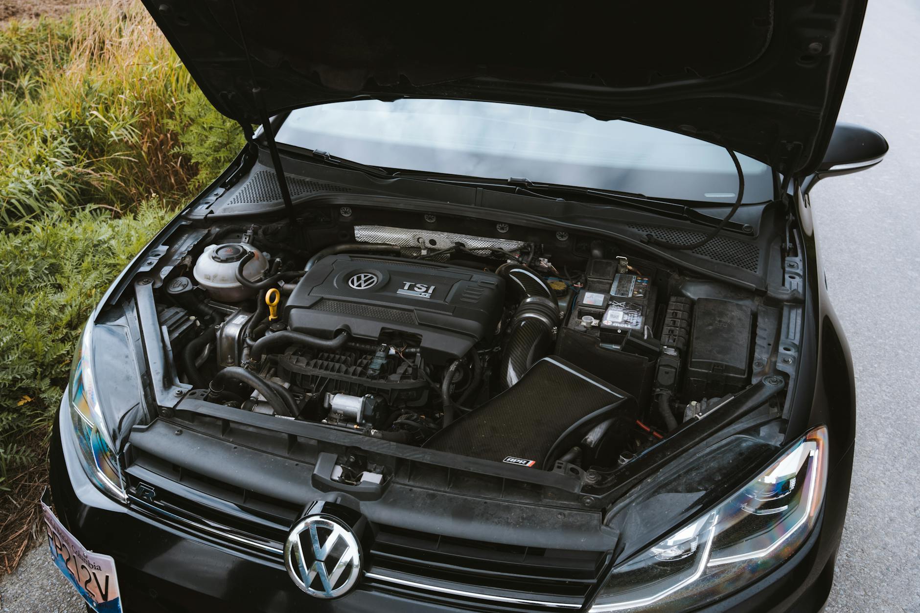 Zbliżenie na silnik Volkswagena pod otwartą maską