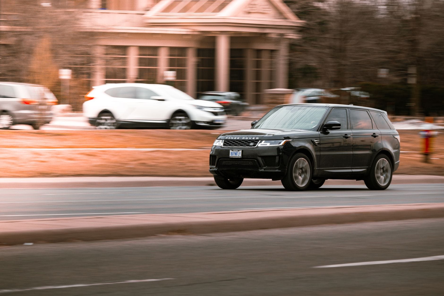 Volkswagen Touareg II vs III: komfort, silniki i spalanie w praktyce Luksusowy Range Rover pędzący ulicą w Kanadzie z efektem rozmycia ruchu