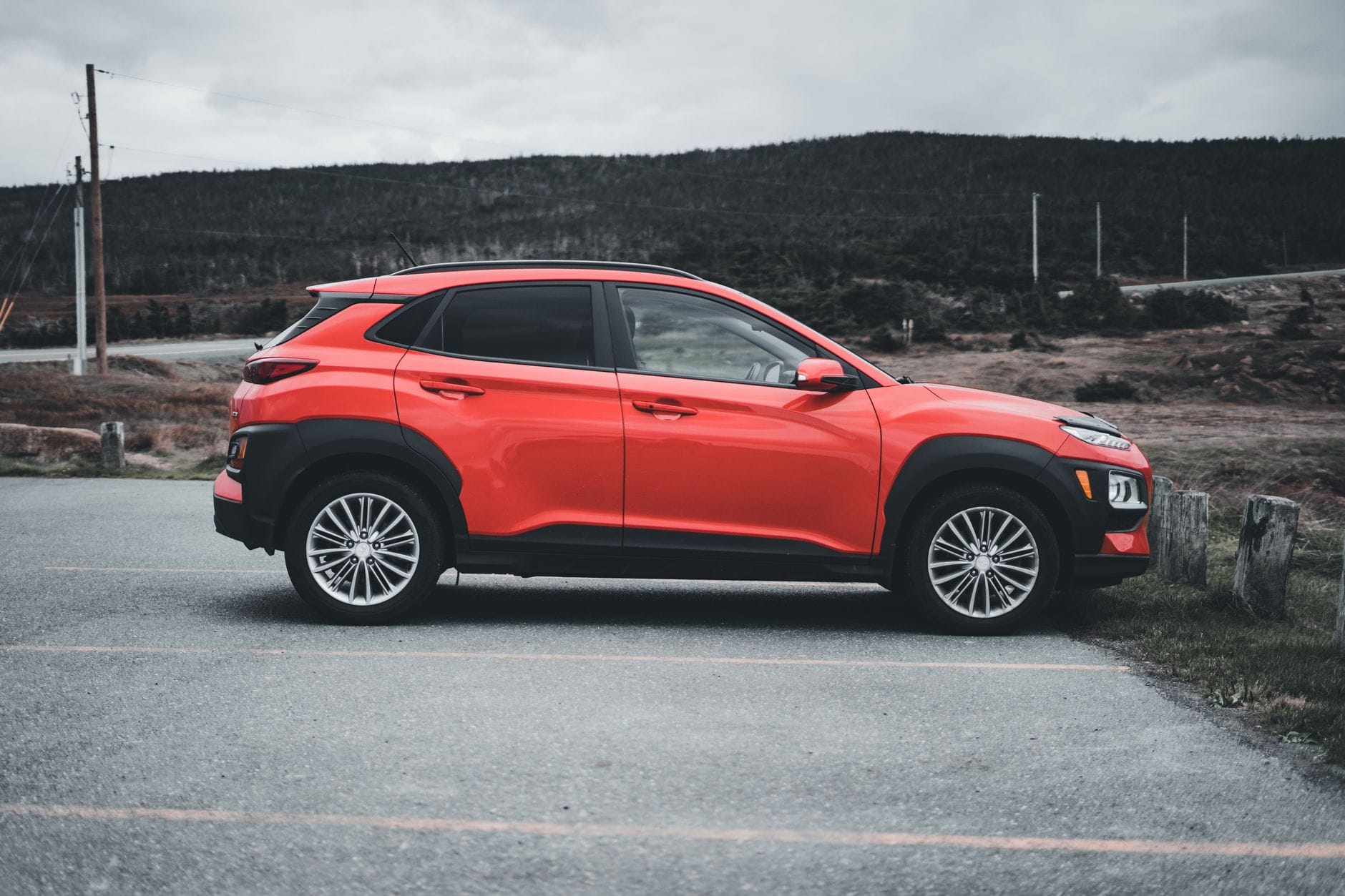 Czerwony Citroën C3 Aircross zaparkowany na zewnątrz w pochmurny dzień